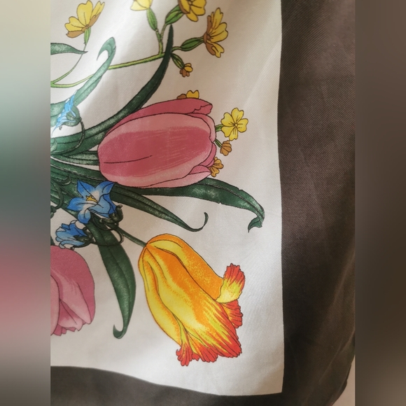 Authentic Gucci Vittorio Accornero Floral Scarf - 32" x 32" Orchid 100% Silk - Picture 13 of 15